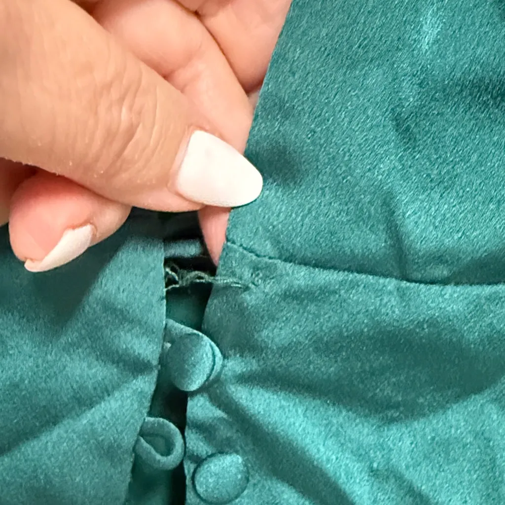 Chic Emerald Green Women's Blouse with Button Detail Size M - Image 3