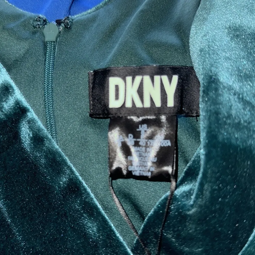 DKNY emerald green velvet and satin midi wrap party dress. Size 8. NWT. - Image 2