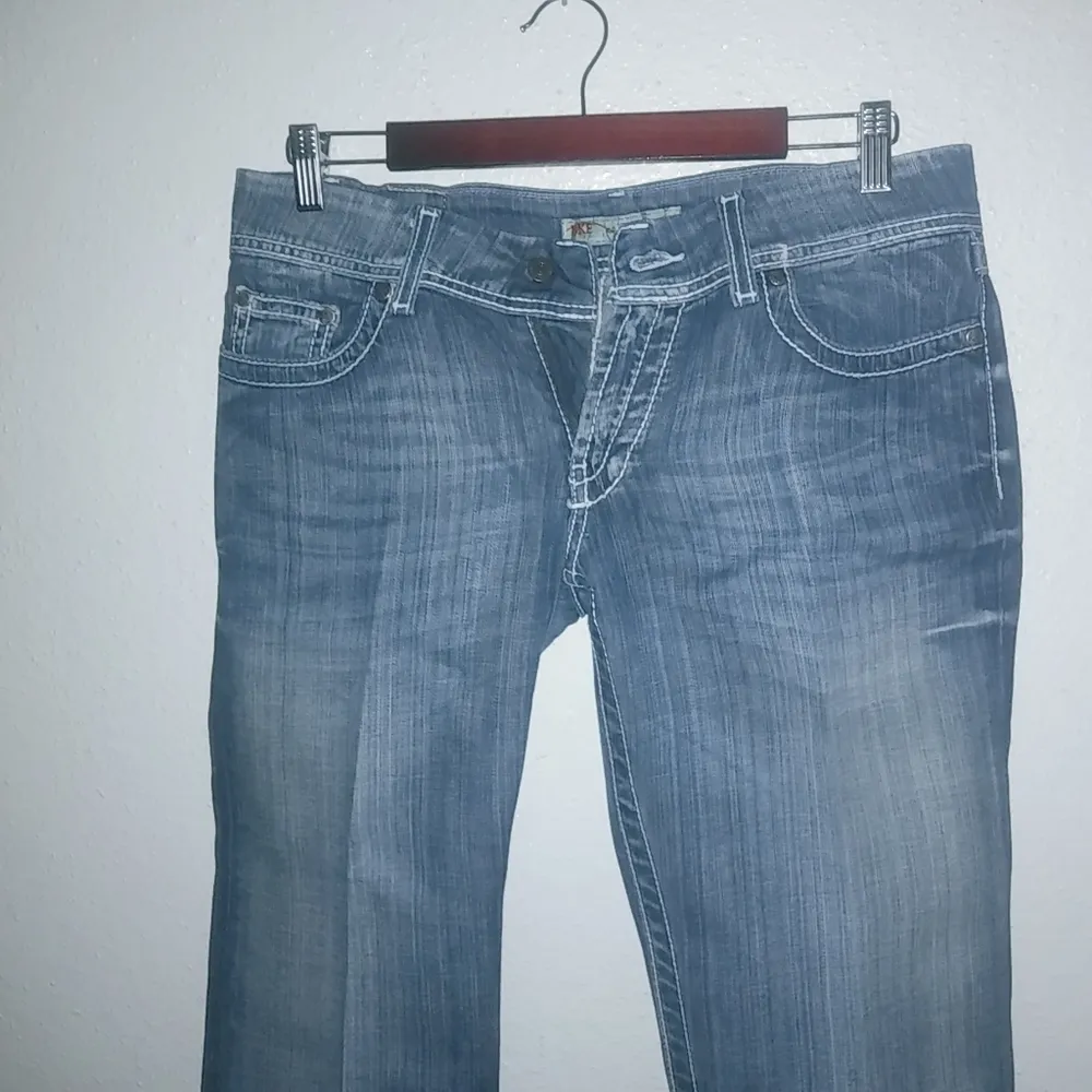 BKE Kate 31x37 Tall Low Rise White Contrast Stitched Pocket Boot Cut Jeans - Image 2