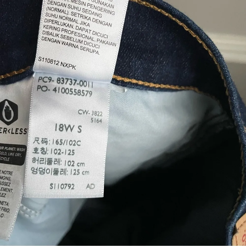 Levi’s Women's Plus Size 724 High-Rise Straight Jeans Size 18W Short Dark Wash - Image 13