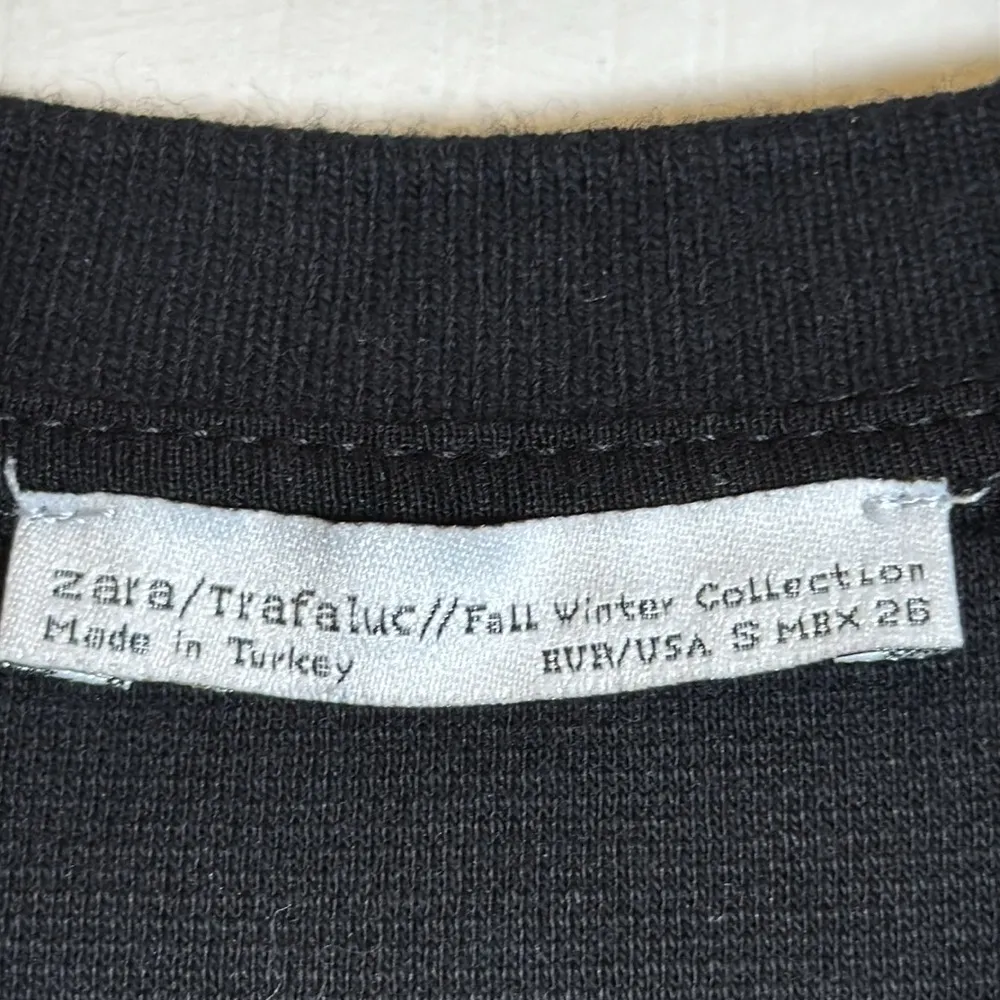 Zara Trafaluc Fall/Winter Black Textured Crop Top Size Small EUC #2557-OC - Image 4