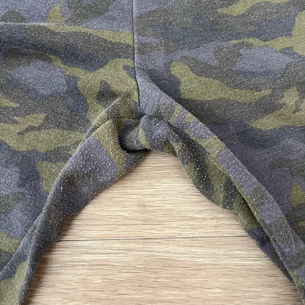 American Eagle Outfitters Vintage Camo Cropped Fleece Jogger Size Medium - Image 8