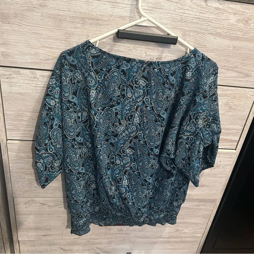 NWT Michael Kors Teal/Black/White Paisley MK Logo Large Sleeve Blouse/Top Blue - Image 4