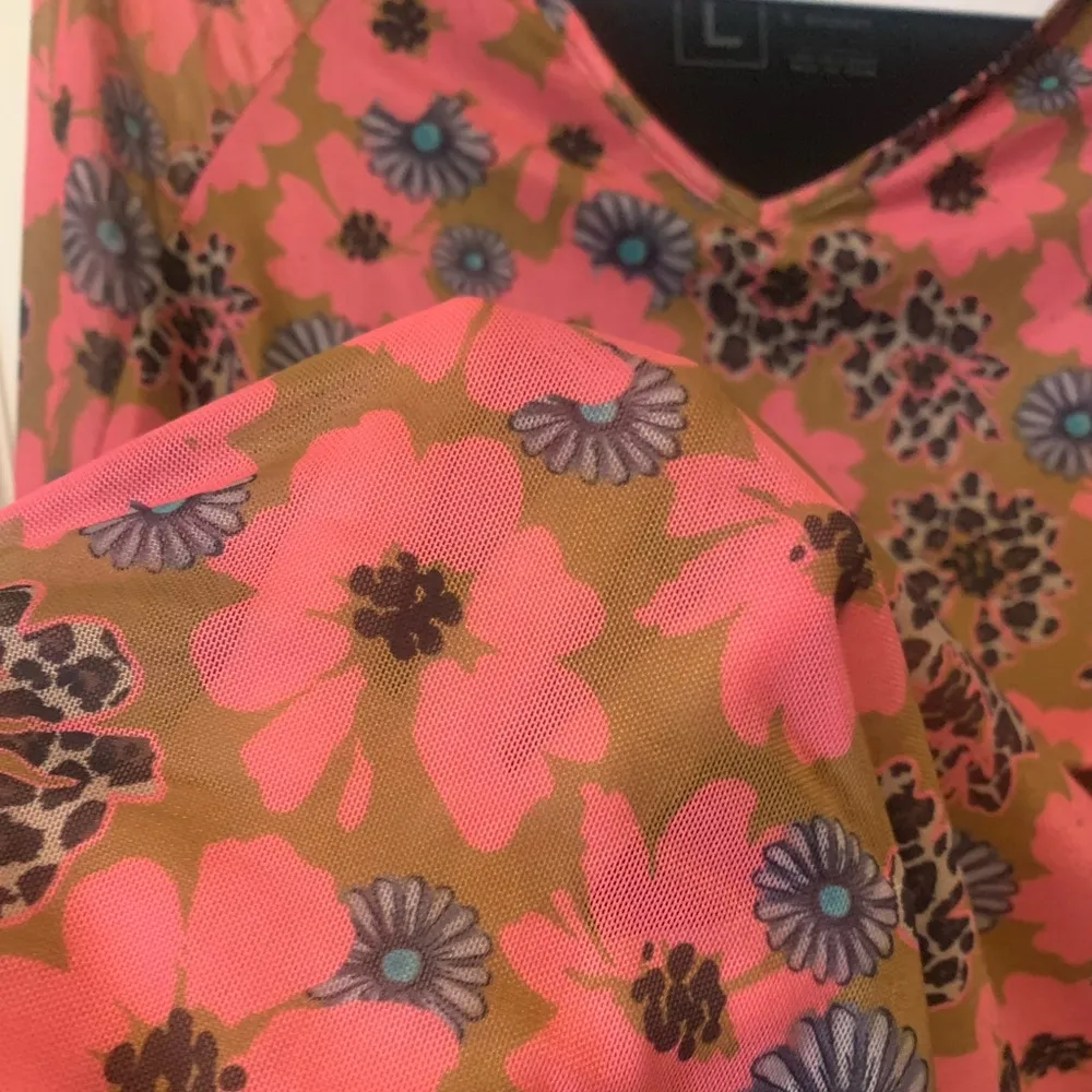 Two 2 Fly Yellow & Pink Short Sleeve Knit Lined Floral Cheetah Large Blouse 1144 - Image 2