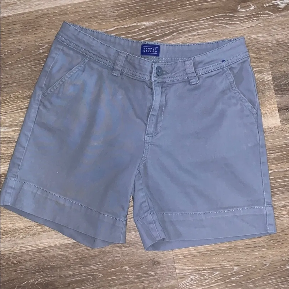 simply styled -Shorts EUC - Image 2