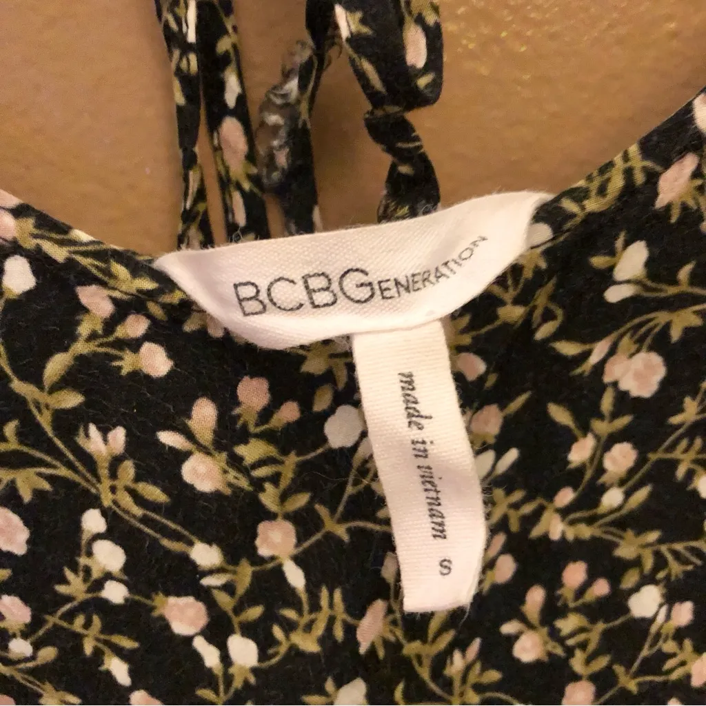 BCBGeneration ‎ Floral Flutter Sleeve Romper Black Small - Image 6