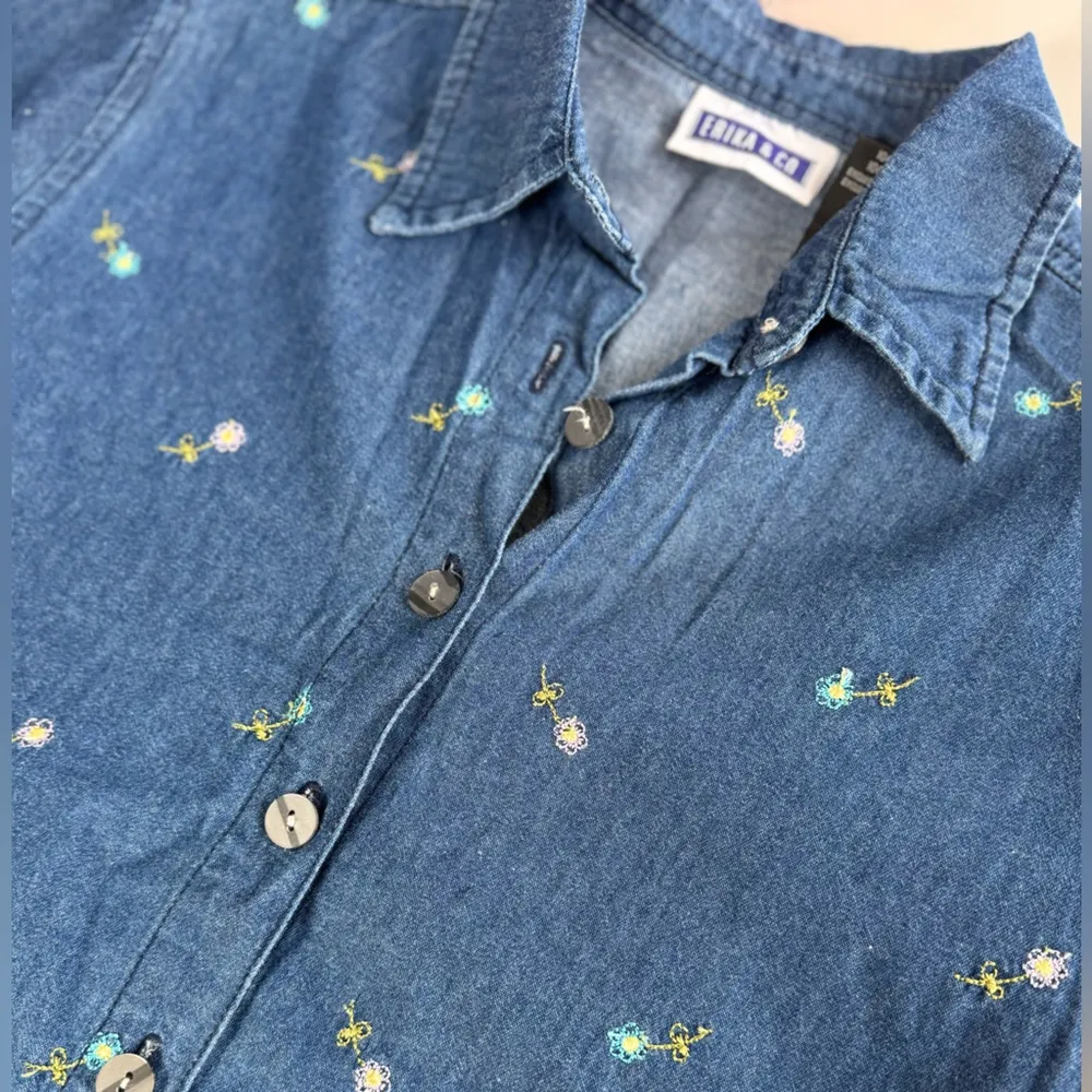 Vintage 90’s Erika & Co. Floral Embroidered Short Sleeve Denim Shirt Sz Medium Blue - Image 6