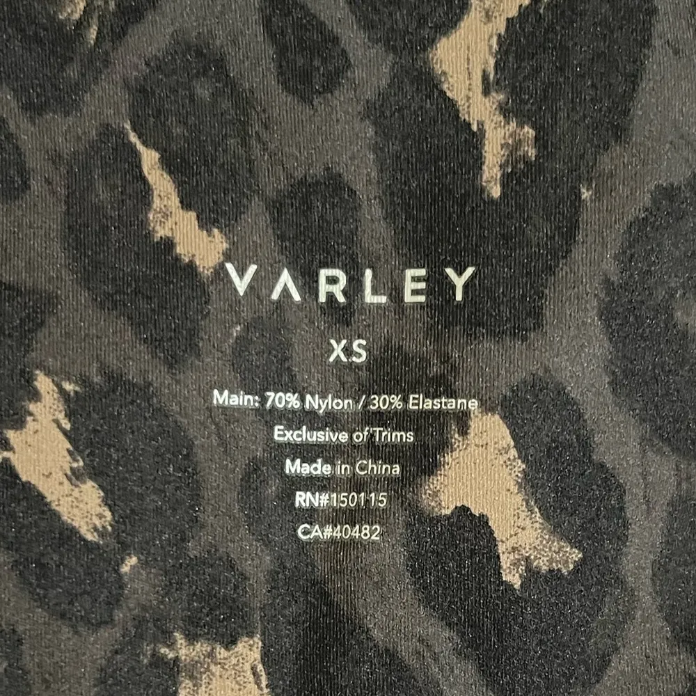 Women’s Varley gray/black/tan cheetah leopard print leggings like new XS - Image 4