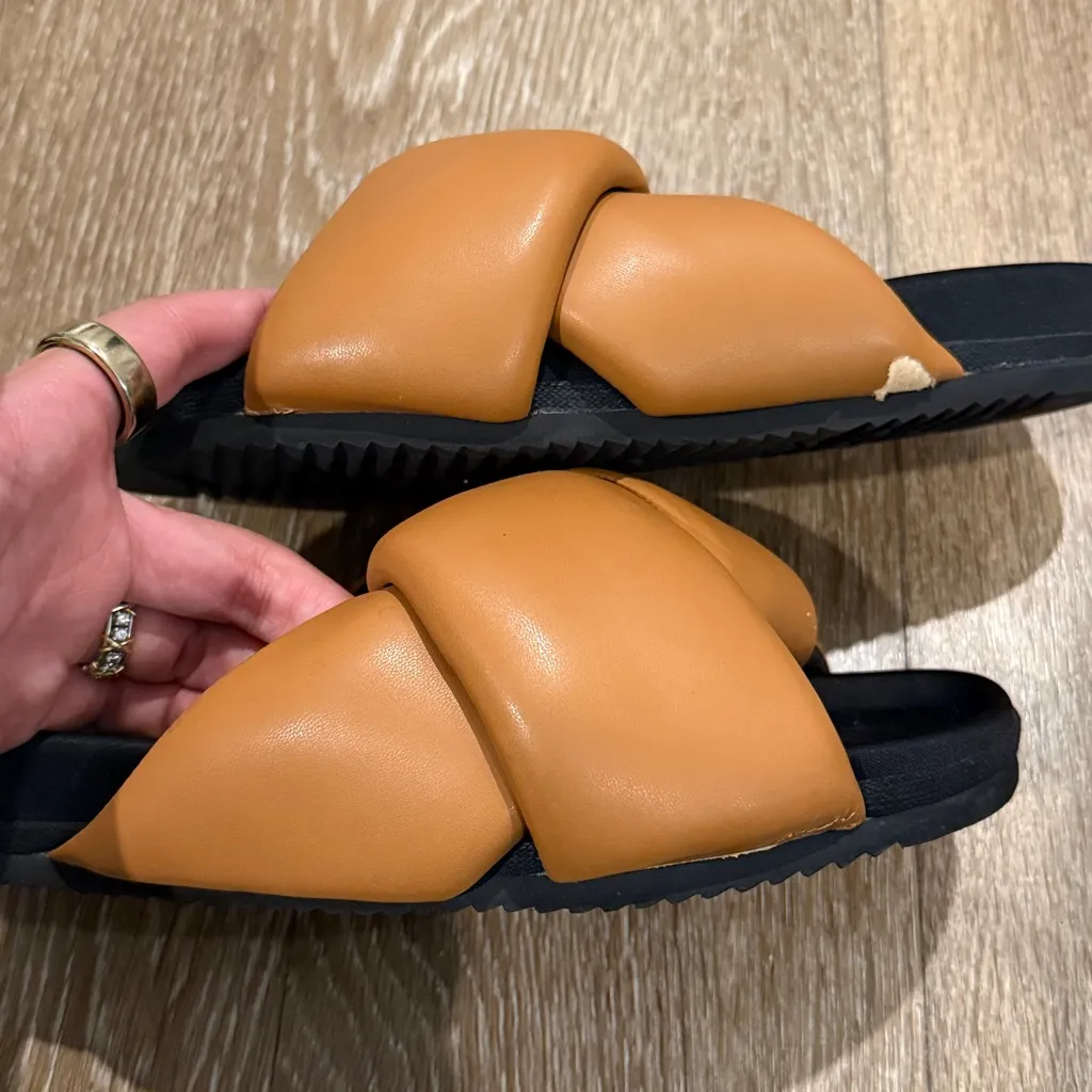 ROAM Foldy Vegan Leather Puffy Sandals Size 8 - Image 5