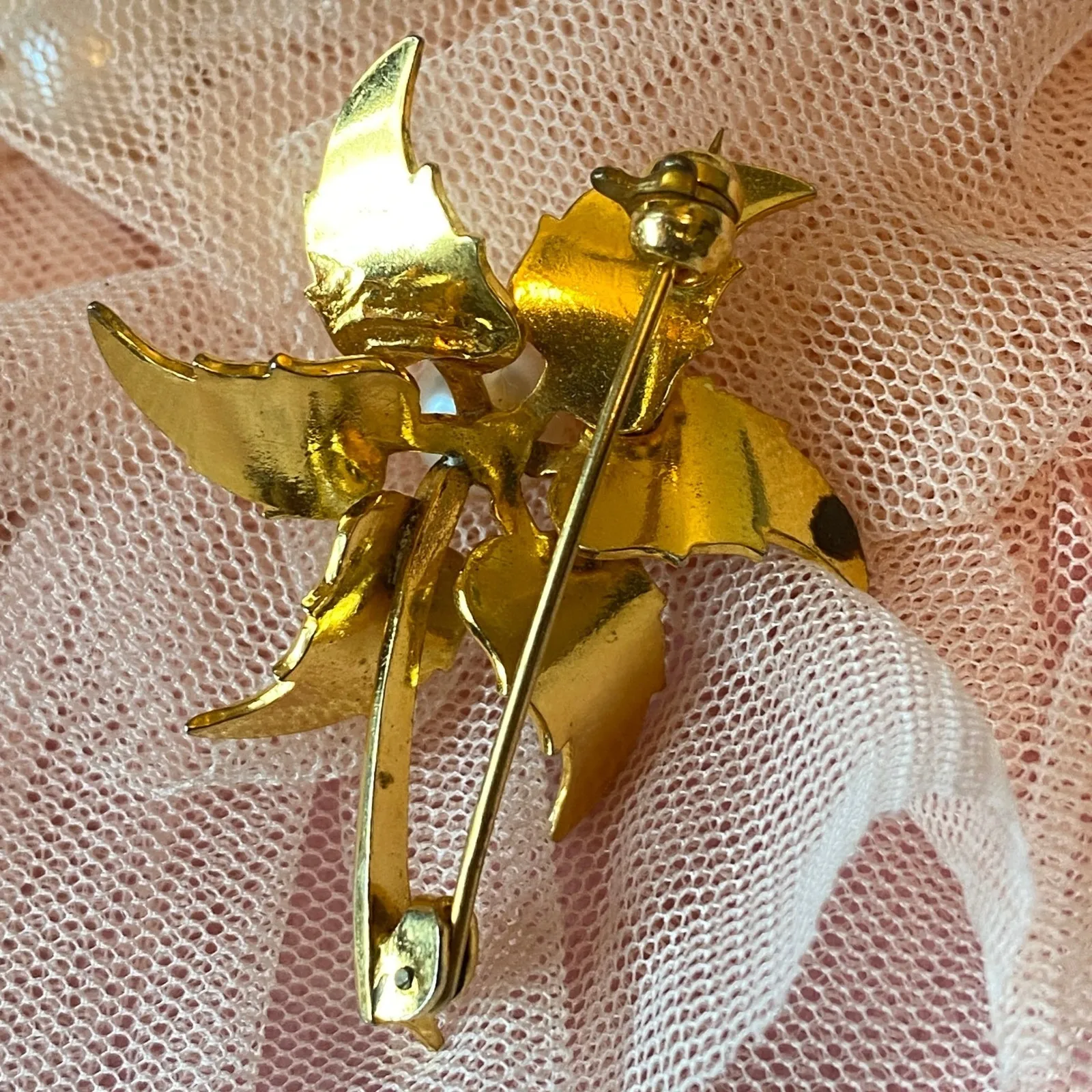 Vintage Damascene Gold Tone Flower Brooch Faux Pearl Center Floral Pin Old Money - Image 2