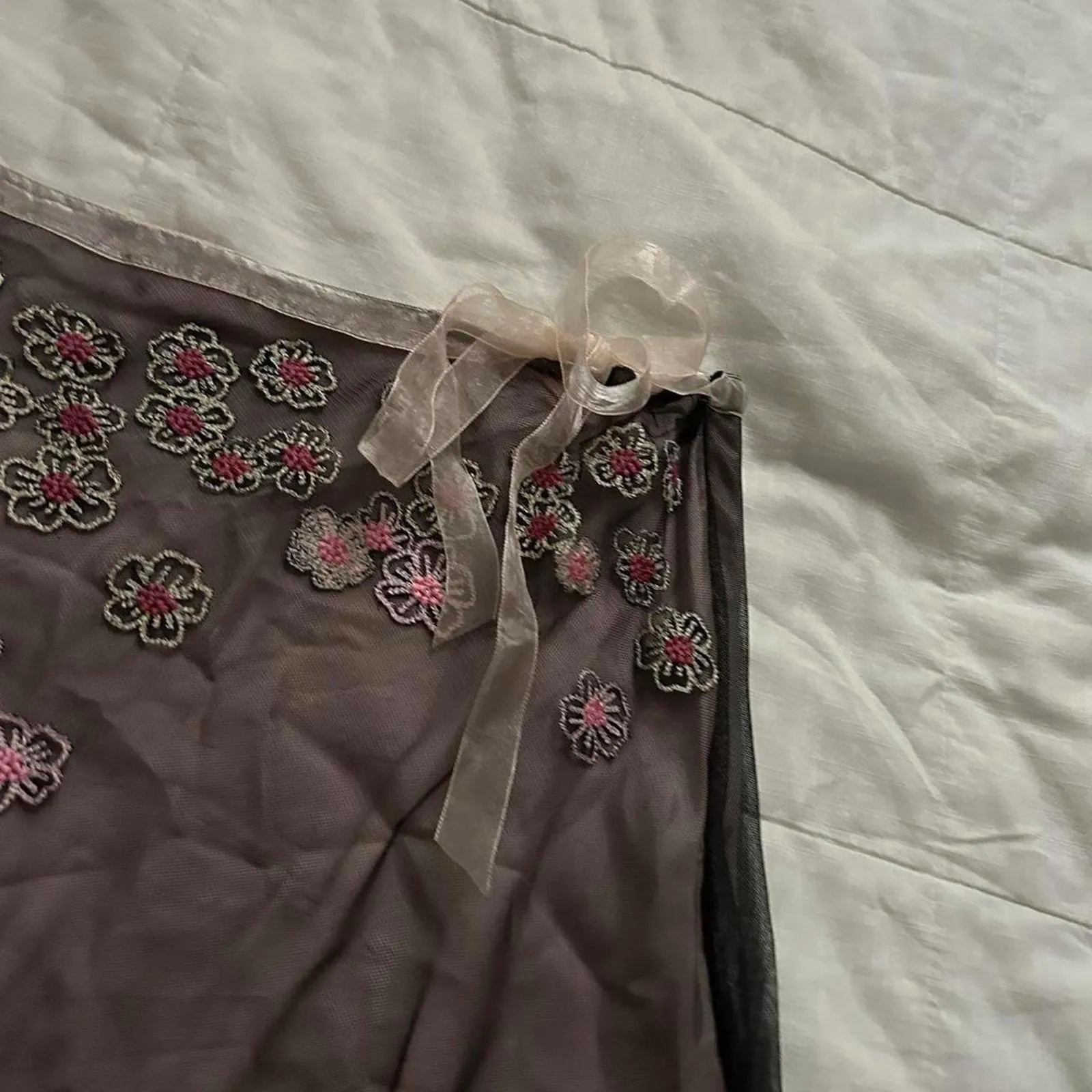 Sunny Leigh Pink silk and black floral embroidered mesh skirt Size 10 - Image 3