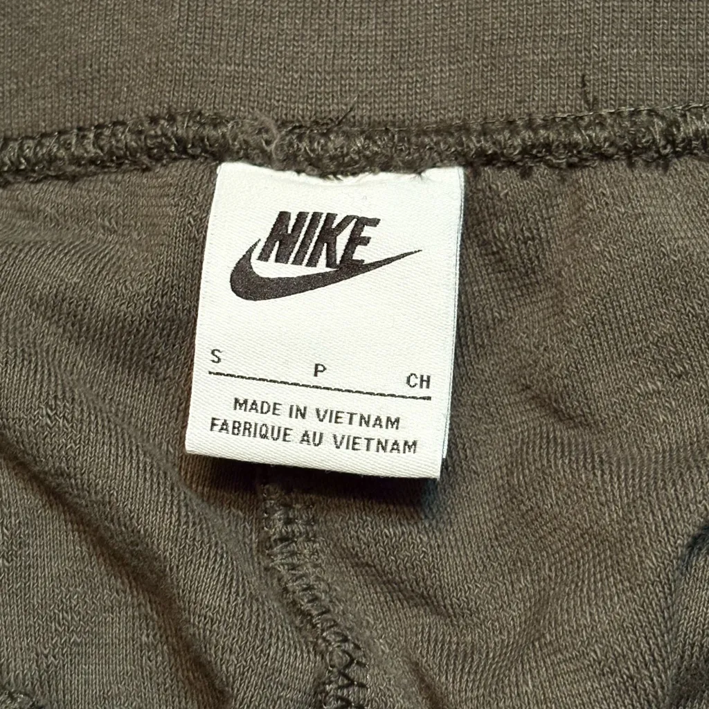 Nike loose fit Terry cloth joggers with front pockets. Size small - Image 4