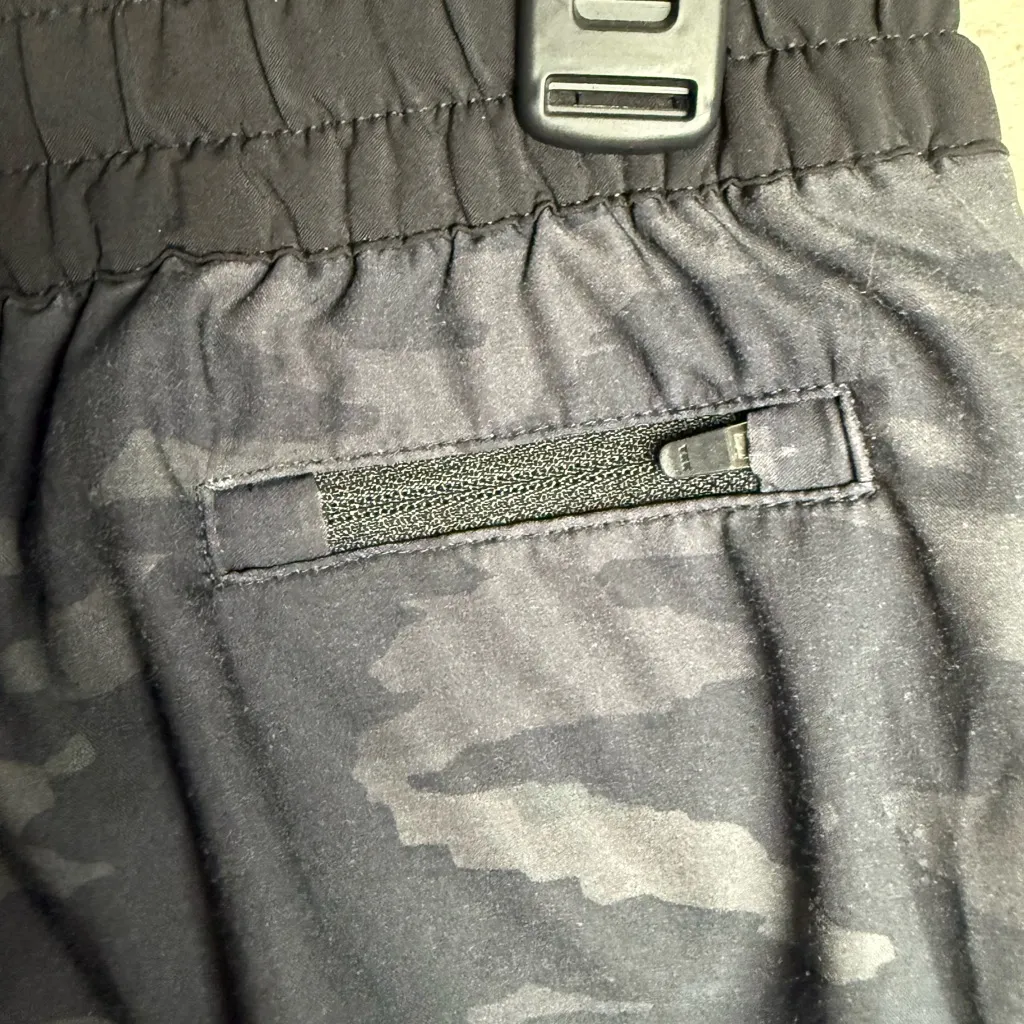 Vuori Women Size Large Black Camo Clementine‎ Shorts 2.5 inseam athletic shorts - Image 3