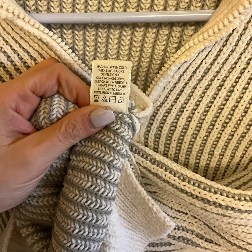 Gray and Cream V-Neck Sweater with Ribbed Texture - Image 5