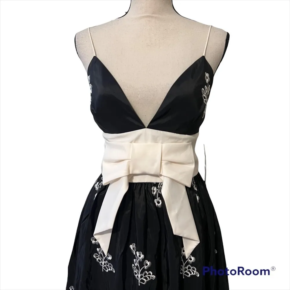 Night Way Collections 6 v neck black ivory eyelet embroidered floral dress lined - Image 16