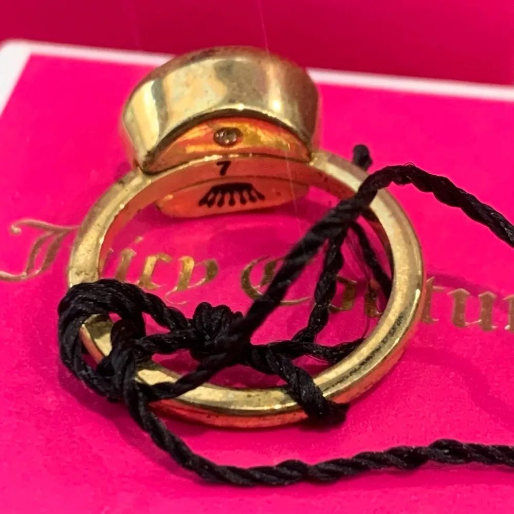 Juicy Couture R Gemstone Solitaire Gold Tone Ring Size 7 - Image 6