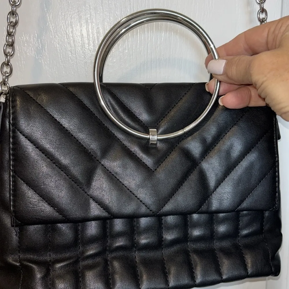 NEW LOOK BRAND… Black Faux Leather with Silver Rings and Silver Crossbody Chain - Image 11
