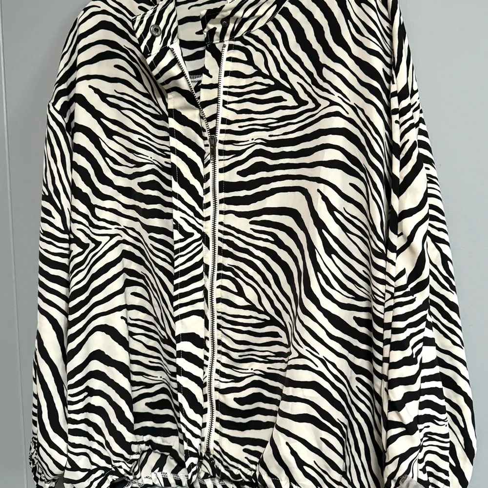 NWT GLAM Ivory and Black Zebra Print Lightweight Windbreaker Jacket Size Medium - Image 2