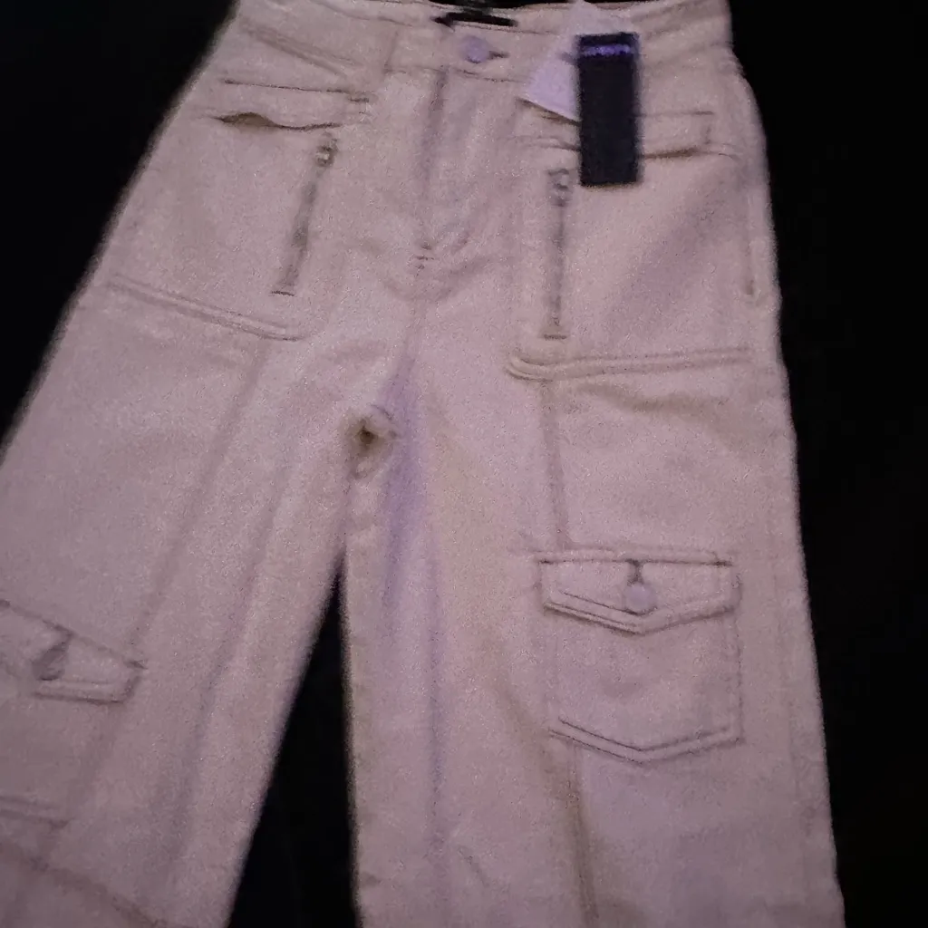 Forever 21 Stylish Beige Cargo Pants - Image 5