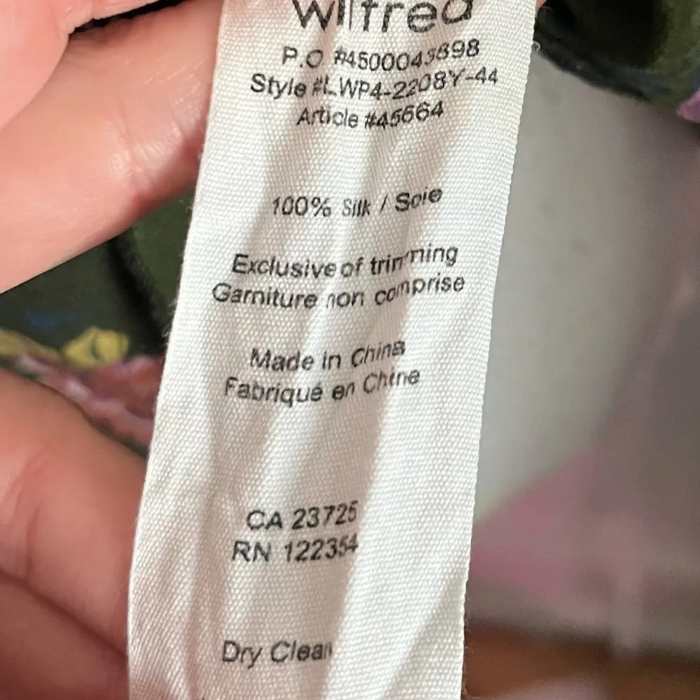 Wilfred • Silk Tank Top Olive Green with Floral Pattern - Image 3