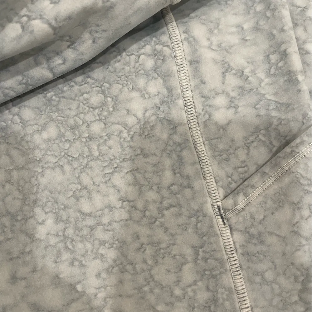 Lululemon Athletica Fast and Free Leggings in color City Grit White Blue Fog - Image 4