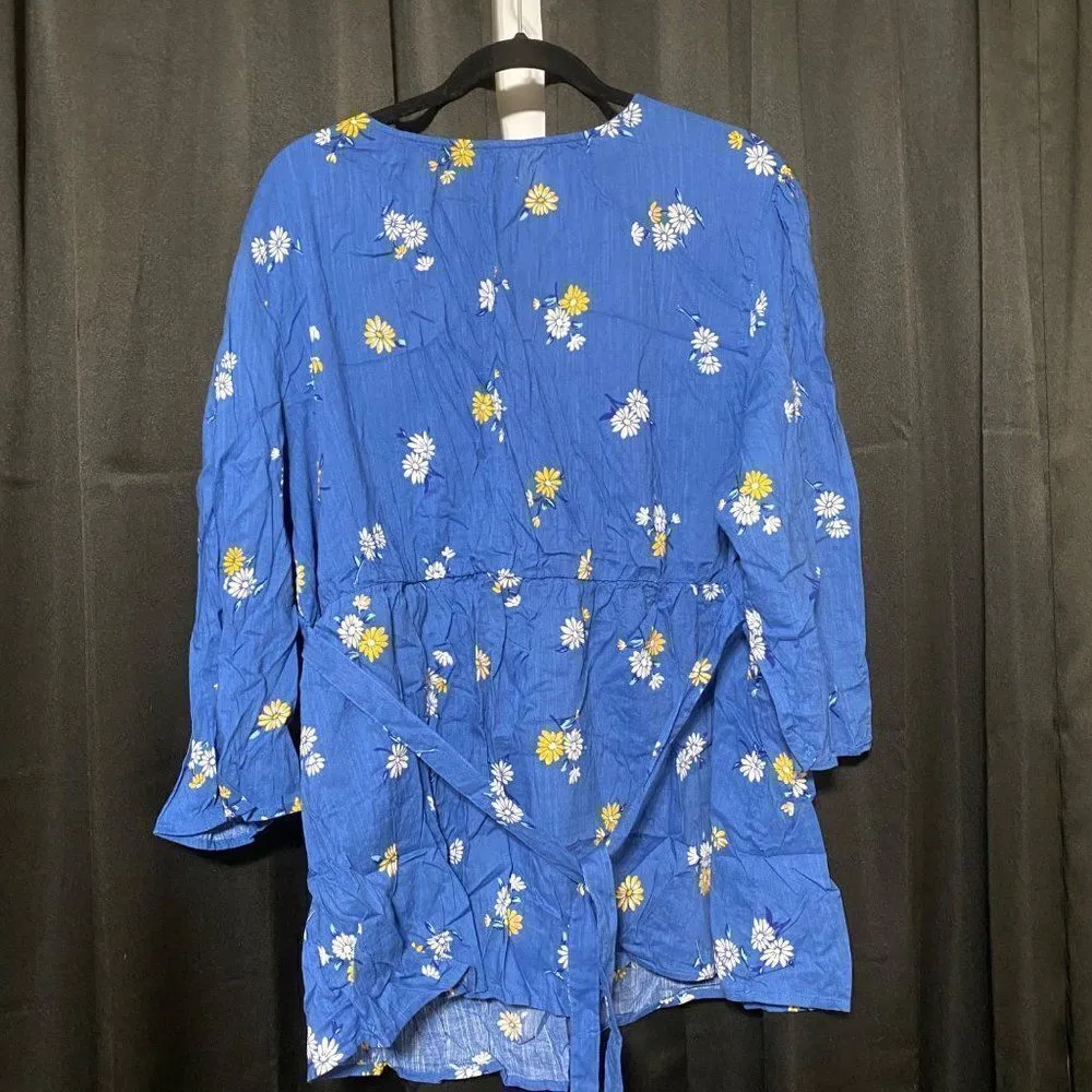 Old Navy Maternity blue floral v neck blouse , tie back Size undefined - Image 4