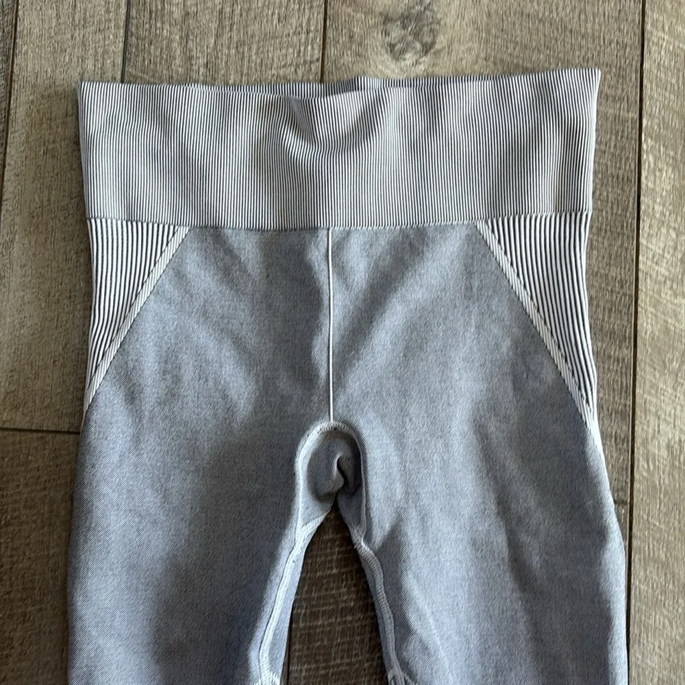 Athleta Size Small Light Grey High-Rise Flurry Base Layer Leggings - Image 3