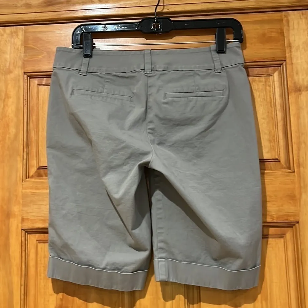 Ann Taylor Gray Boardwalk Shorts Women's Size 2 - Image 2