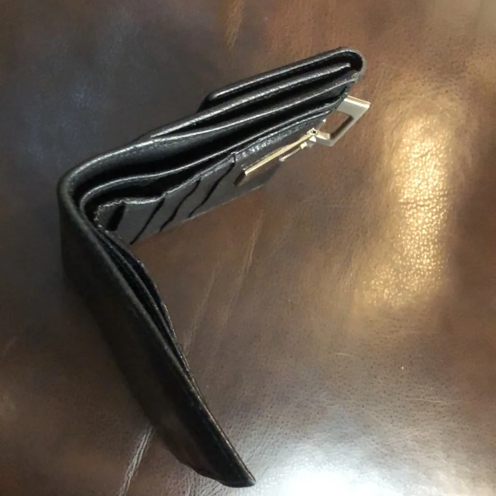 GUCCI Black Lambskin Bifold Wallet with Silver G  Clasp Vintage - Image 9