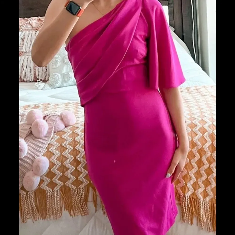 Belle Badgley Mischka fuschia josie one shoulder dress size 4 - Image 3
