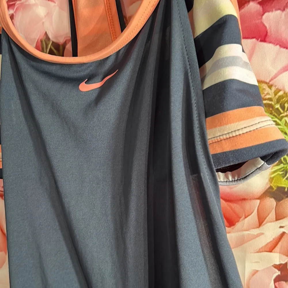 Nike  size m athletic top - Image 4