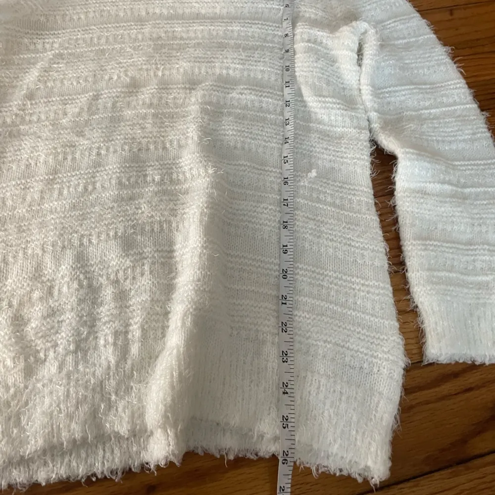 Fuzzy white sweater L - Image 4