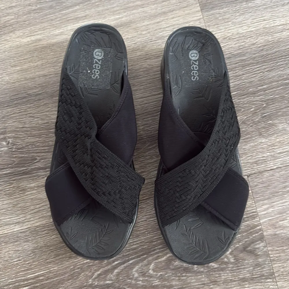 Women's Black Wedge Sandals 10M Comfort Slides Crisscross Straps Casual - Image 5