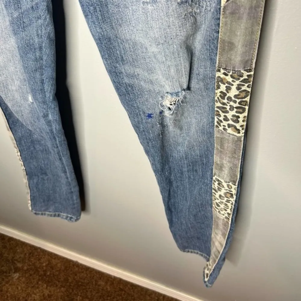 Anthro Pilcro & the letterpress slim boyfriend distressed leopard stripe size 25 - Image 4