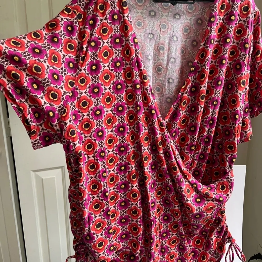 INC Pus Size 3XL Top Floral Geometric Surplice V Neck Cap Sleeve Ruched Stretch Red - Image 4