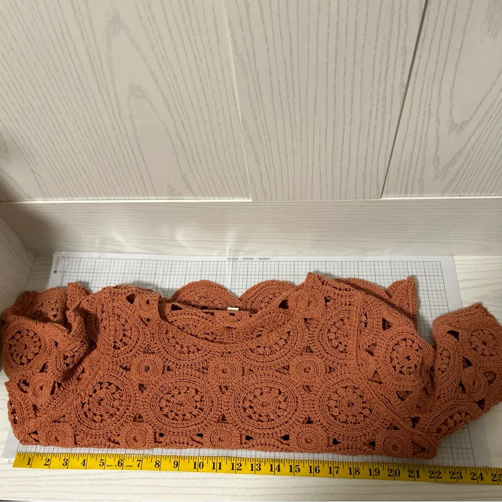 Ultra Pink Shirt Women Size XL Tan Rose Crochet Lace Embroidered Boho Cottage - Image 5