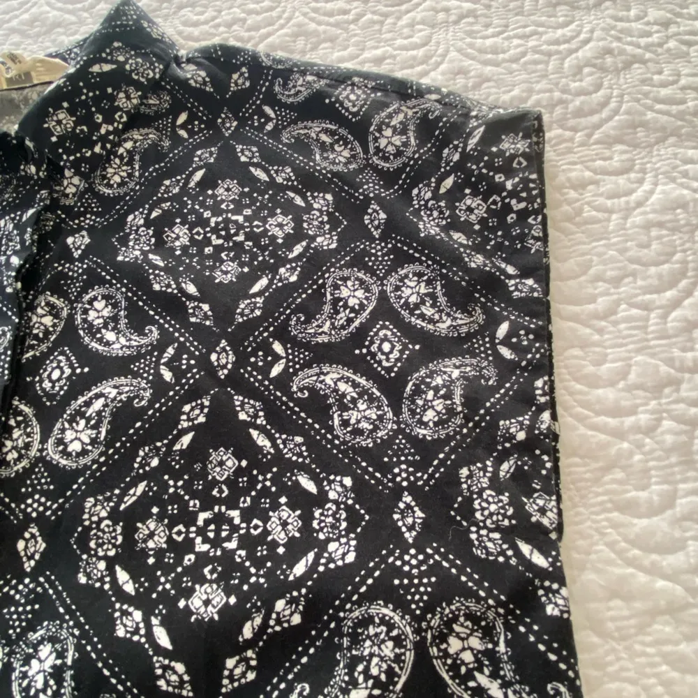 Black and White Paisley Print High Low Cap Sleeve Button Up Shirt Size Large - Image 9