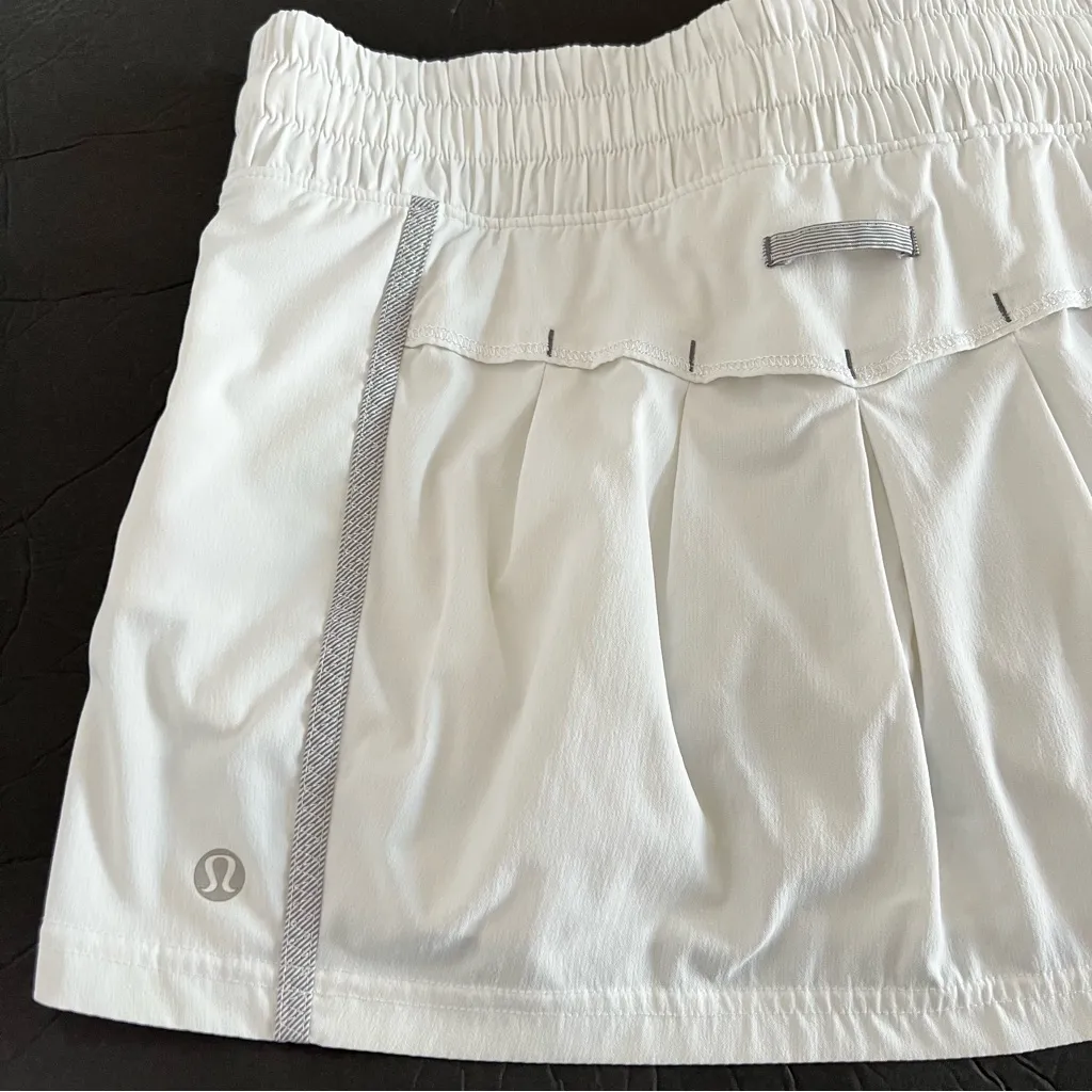Lululemon Skort Skirt Size 4 Elastic Waist White Built-In Shorts - Image 7