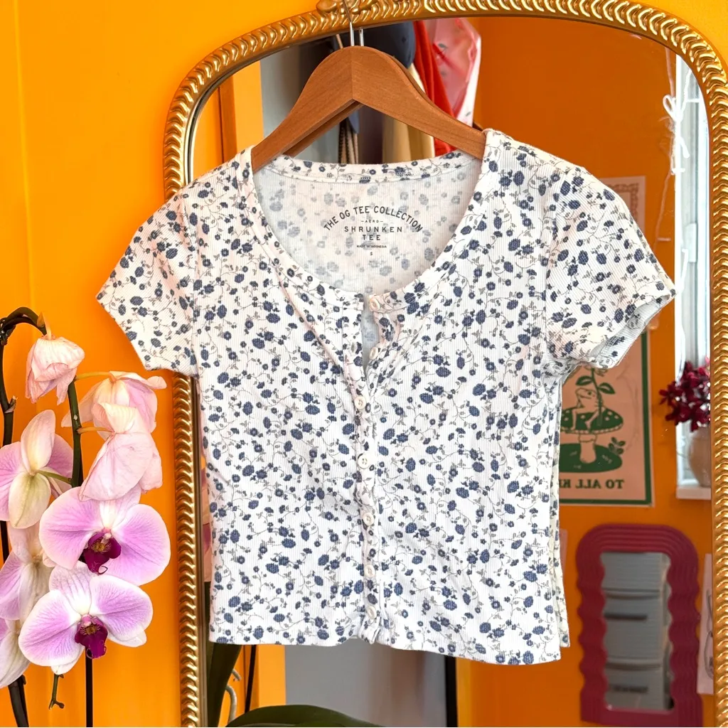 🎅 3/$15 SALE Aeropostale Blue and White Floral Shrunken Tee Blue S - Image 2