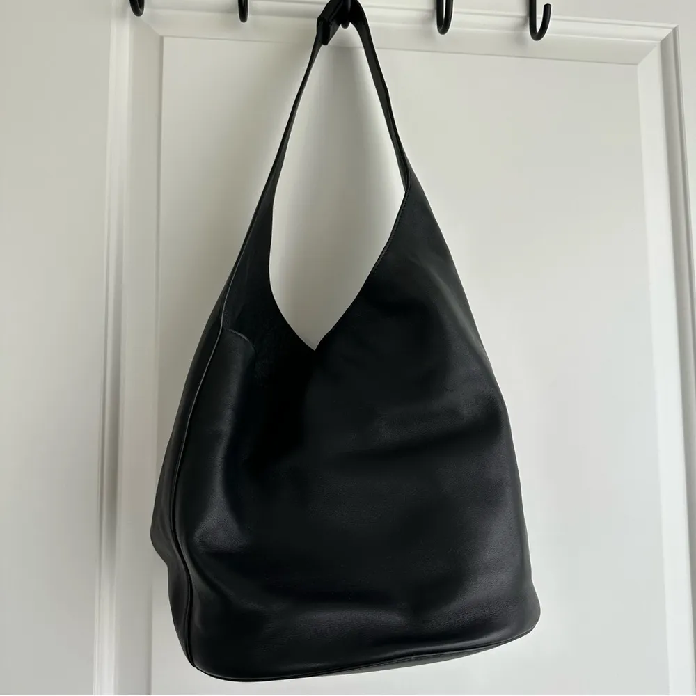 Reformation Medium Silvana Leather Bucket Shoulder Bag Black - Image 12