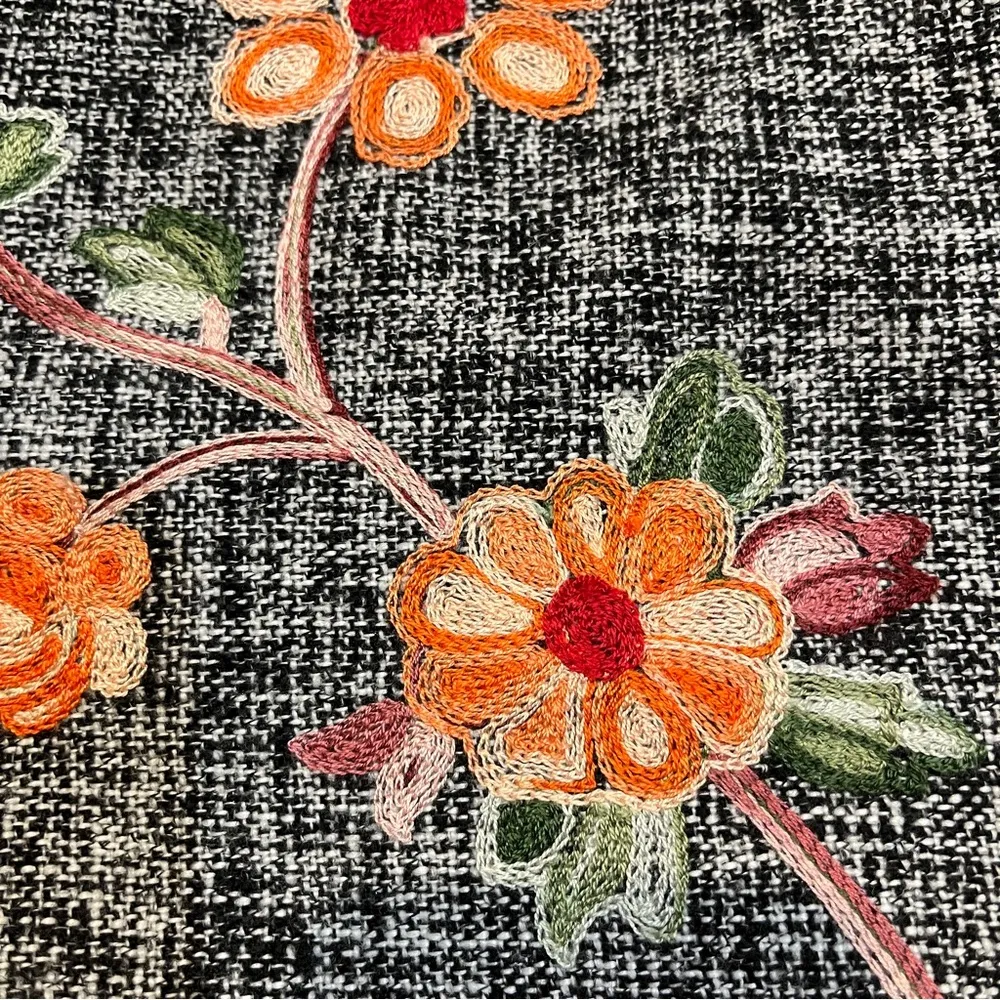 Endless Rose NWT Hadley Floral Embroidered High Rise Tweed Fringe Shorts Med - Image 4