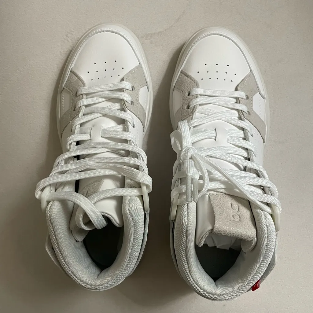 New in box On Cloud Women The Roger Clubhouse Mid White Sand Size 6.5 - Image 13