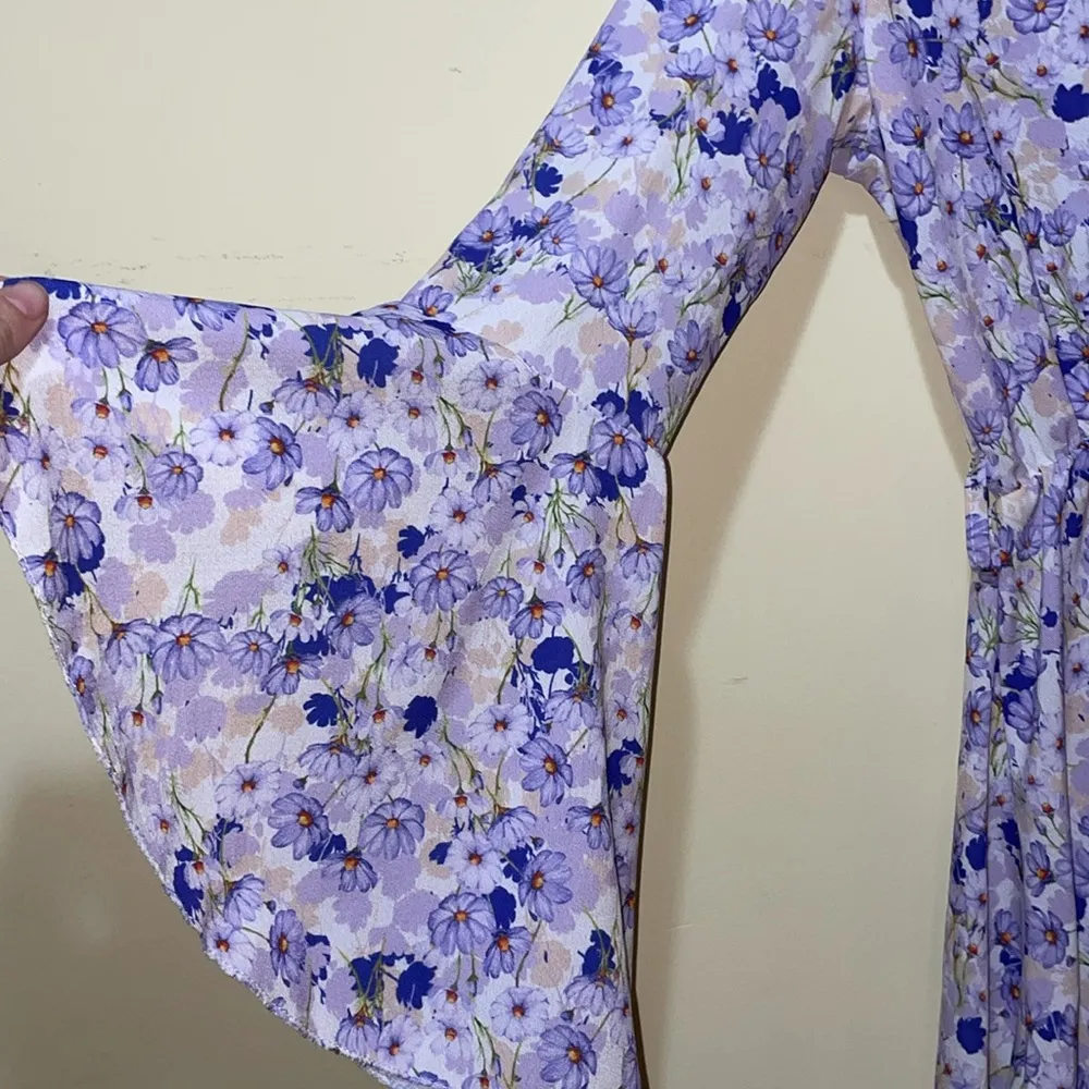 Womens New Boohoo Floral Flare Sleeve Flipping Playsuit Lilac - Image 2