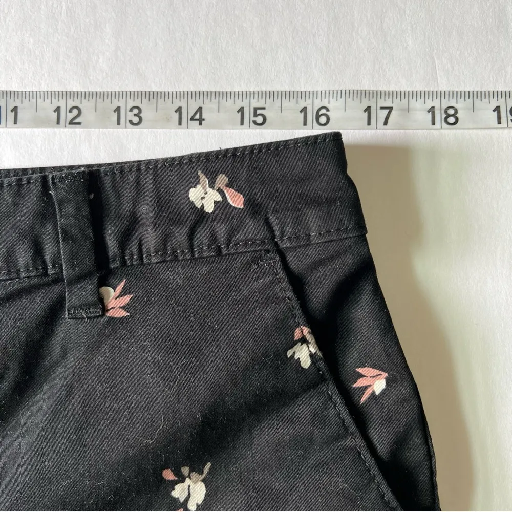 A new day dainty floral stretch chino shorts black size 10 - Image 7