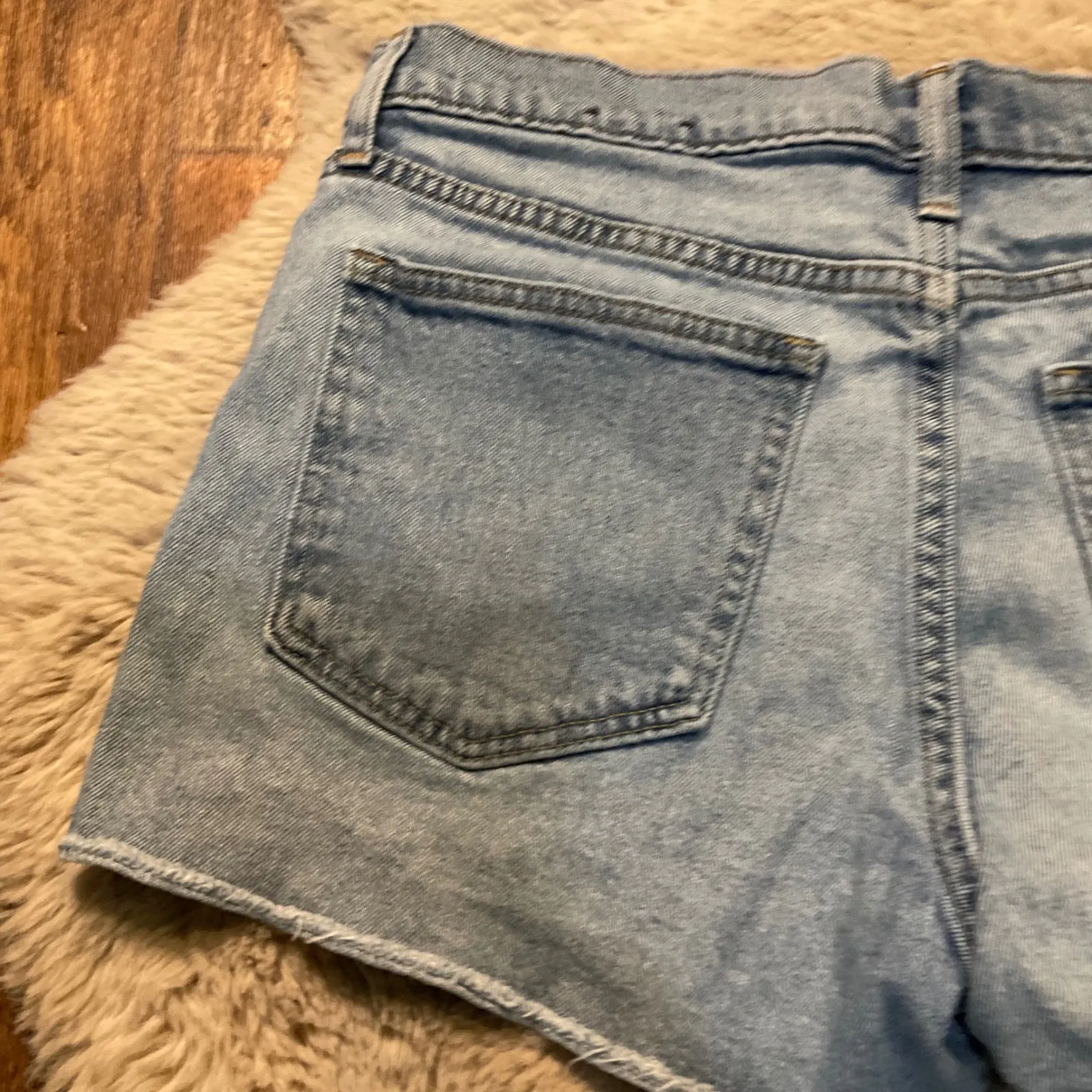 Gap Shorts 3" Inseam Size 29 Denim Raw Hem Light‎ Distressed Womens Light Wash - Image 7