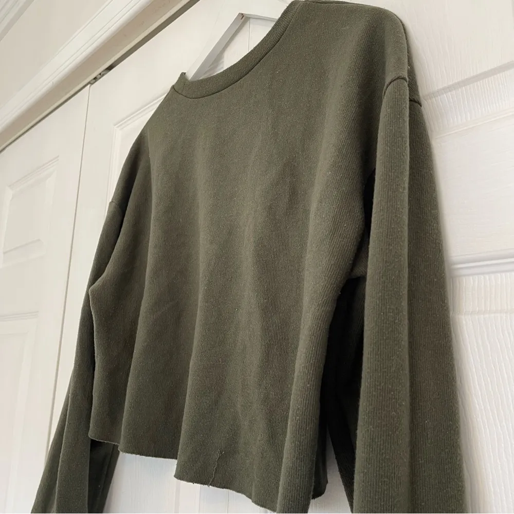 Zara women’s dark green cropped crew neck sweatshirt size medium - Image 5