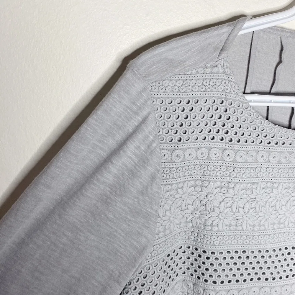 J Jill pale grey front floral eyelet tunic with pleated back yoke size M Gray Size M - Image 5