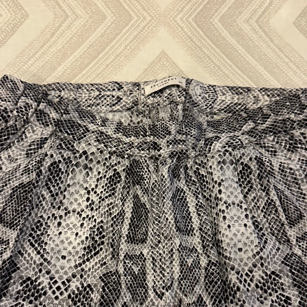 Equipment Women’s Silk Snakeskin Black & White Print Loose Fit Pants Size Small - Image 3