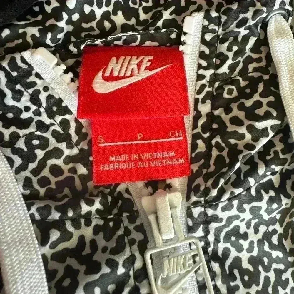 Nike Windrunner AOP woman’s running Jacket White/Black and pink. - Image 11