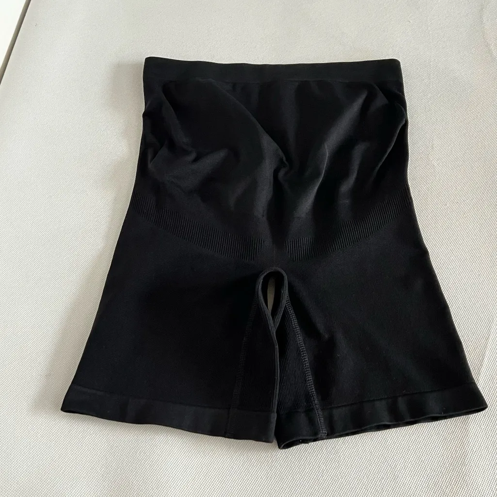 A Pea in the Pod Maternity Short Size S/M Secret Fit Mid-Thigh Shaping Black - Image 3